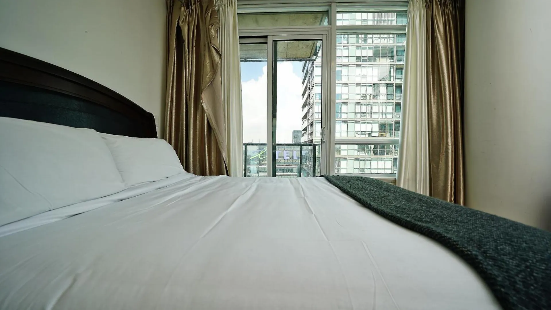 Rivetstays - The Bremner I Toronto Canada