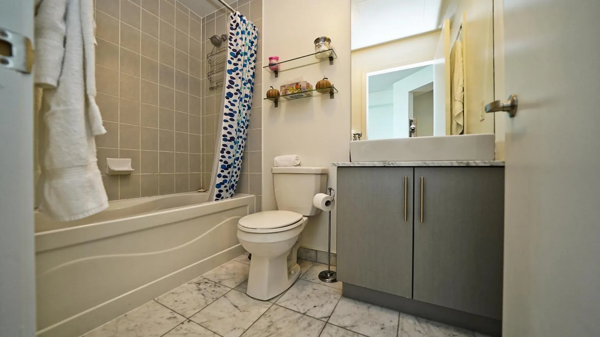 Rivetstays - The Bremner I Toronto Apartment