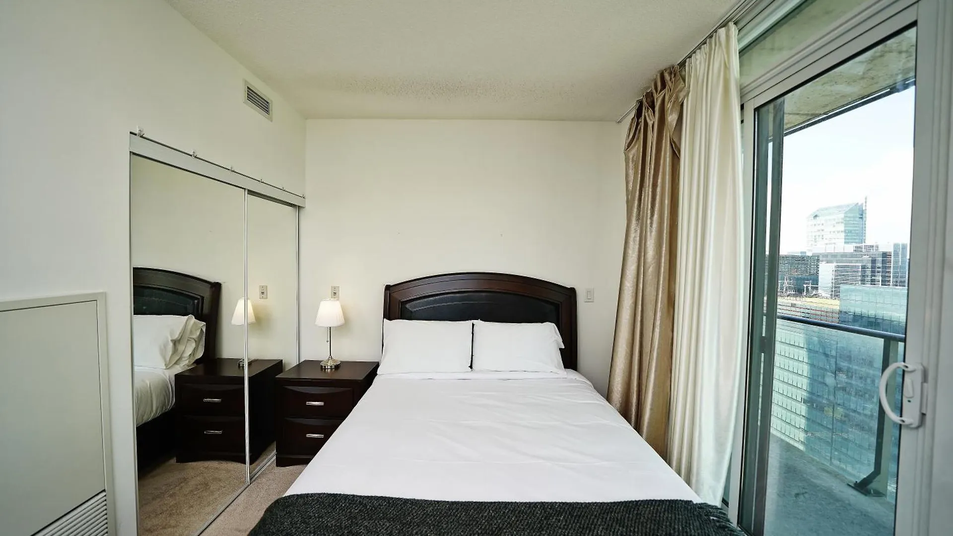 Rivetstays - The Bremner I Toronto Apartment